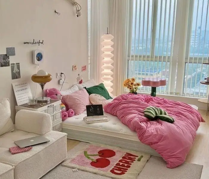 Kamar Estetik Wanita dengan Furnitur Low Profile yang Simpel